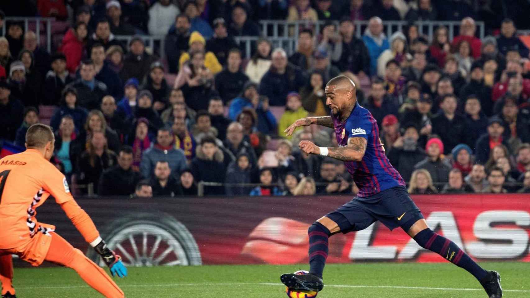 Kevin Prince Boateng encara a Masip durante el partido frente al Real Valladolid / EFE