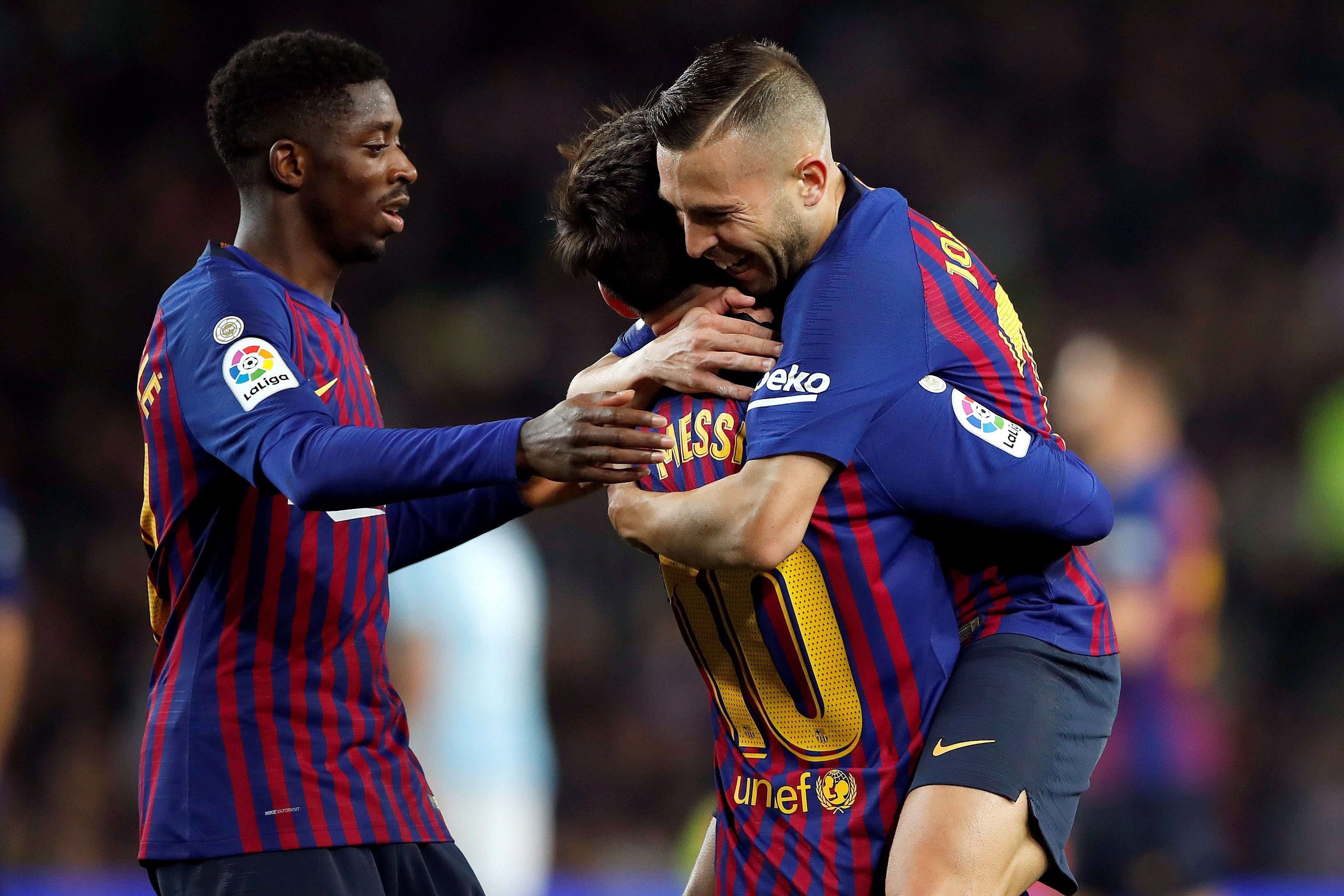 Leo Messi y Jordi Alba se abrazan ante la felicitación de Dembelé / EFE