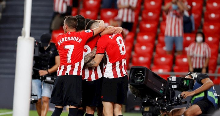 Los jugadores del Athletic Club celebran su gol ante el Barça / EFE