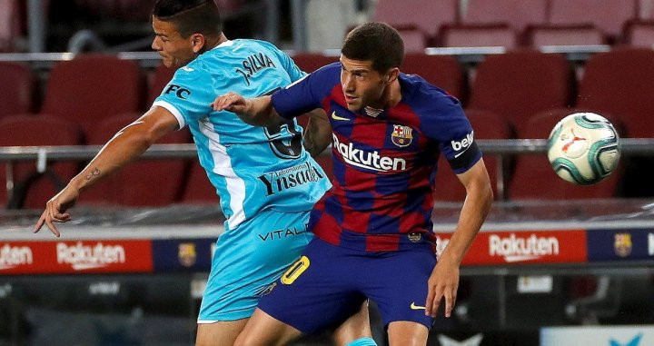 Sergi Roberto topa con Jonathan Silva / EFE