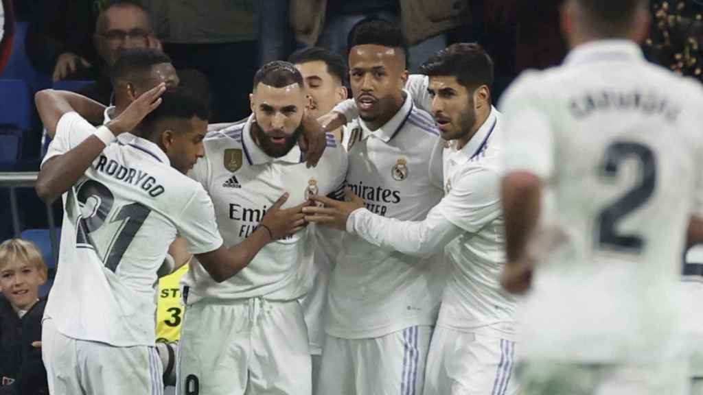 Los jugadores felicitan a Karim Benzema por uno de los anotados contra el Elche / EFE