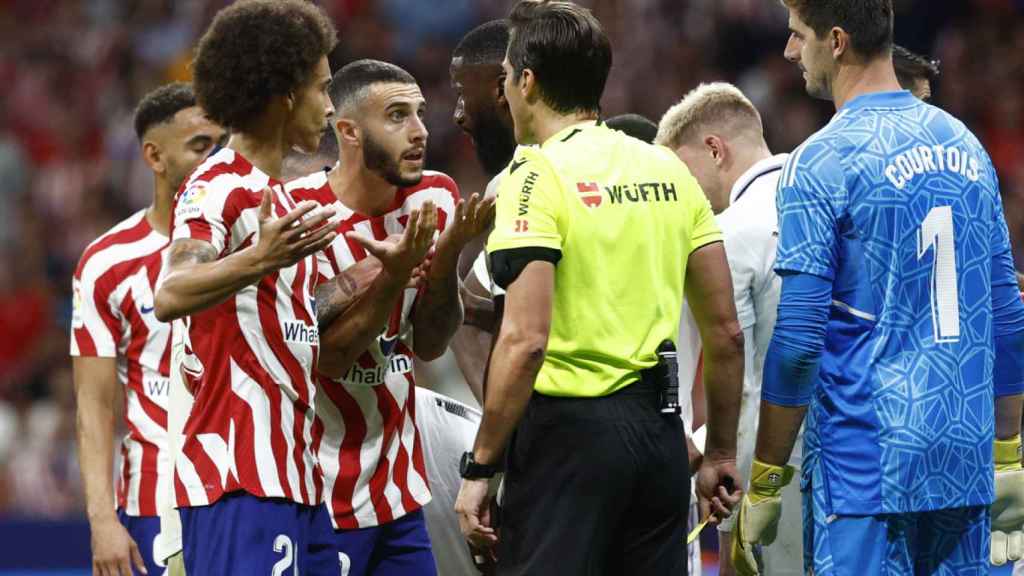 Mario Hermoso, protestando una decisión arbitral en el derbi / EFE