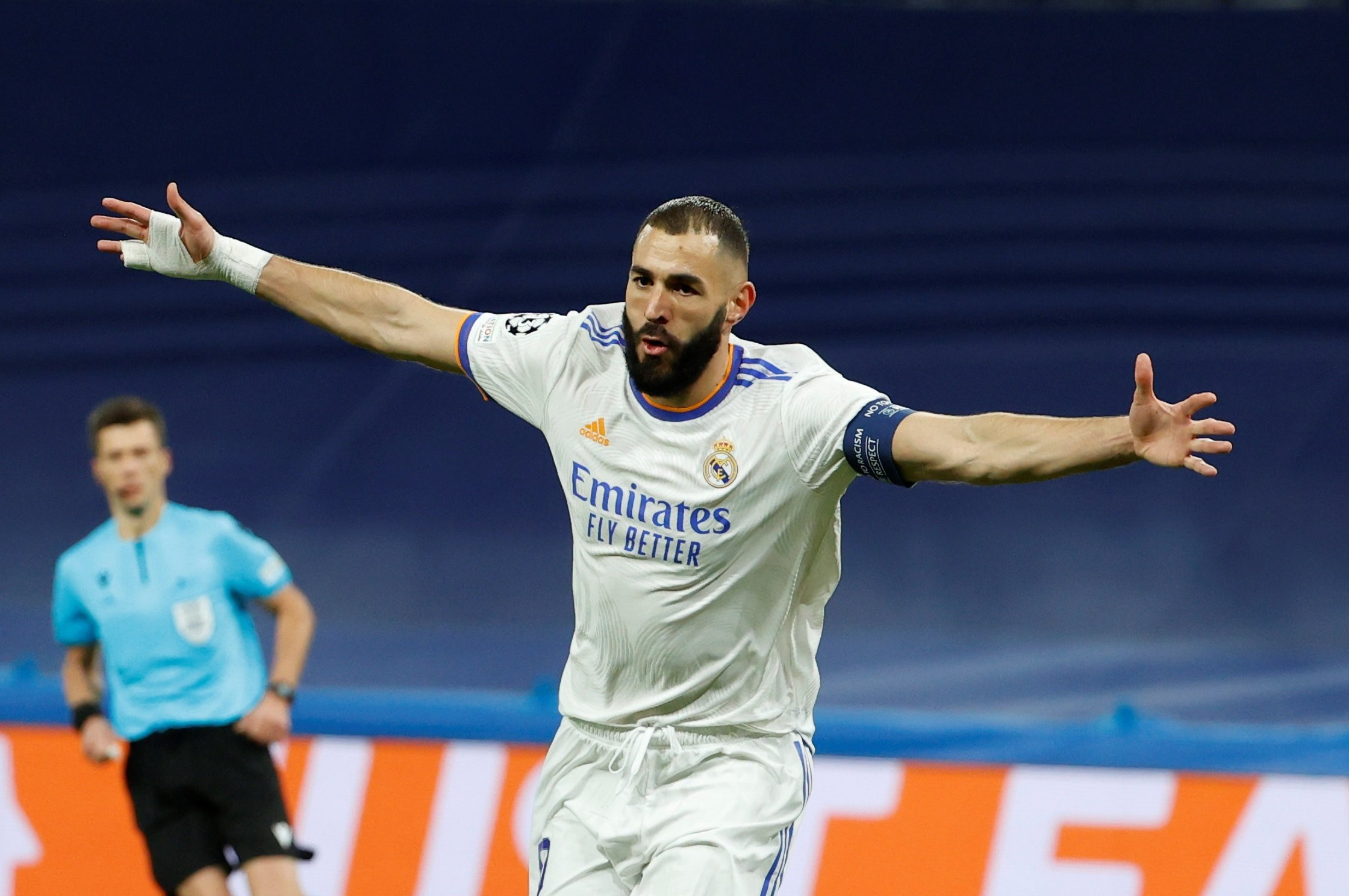 Benzema celebra un golazo con el Madrid / EFE