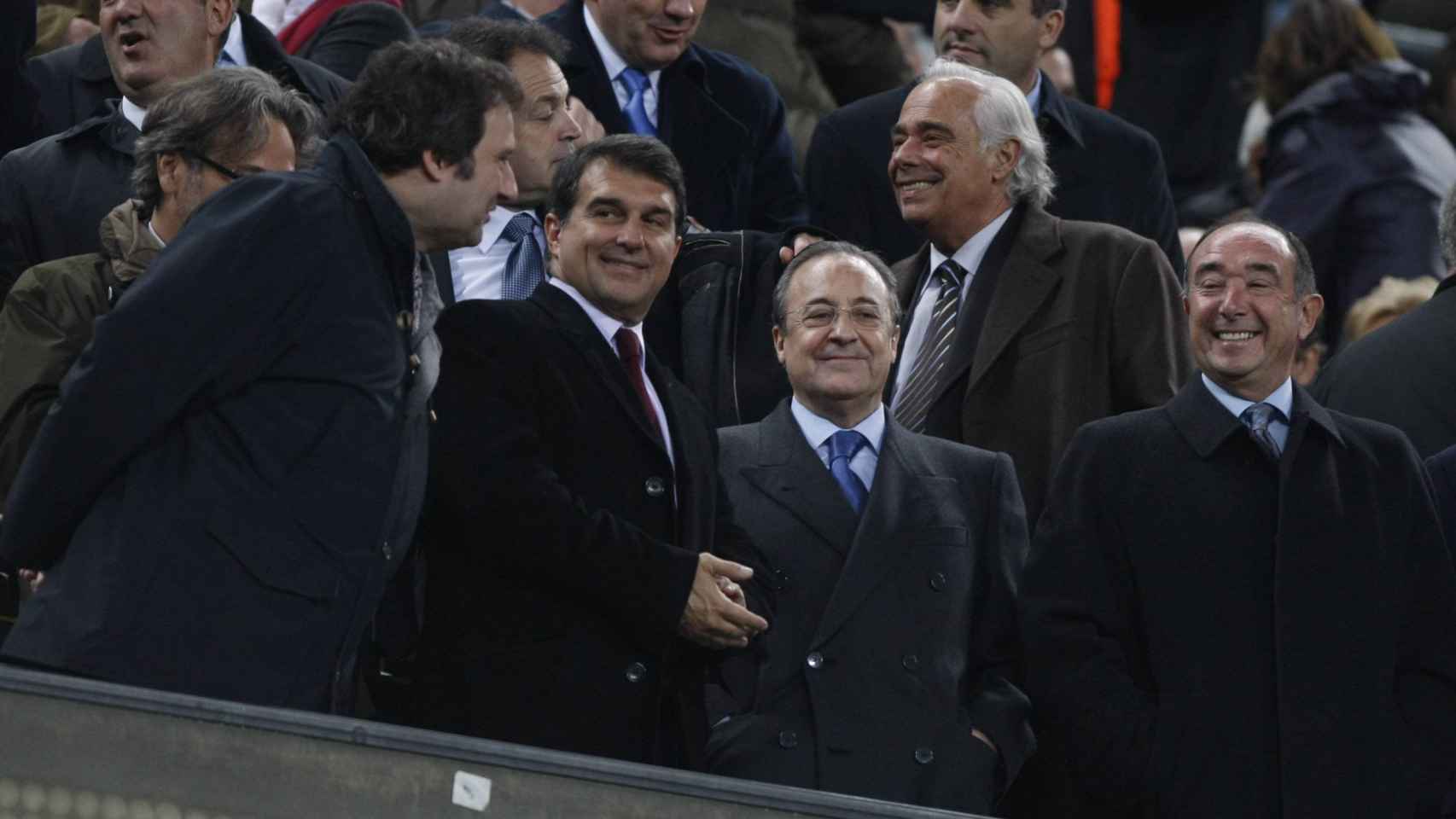 Joan Laporta y Florentino Pérez, presidente de Barça y Real Madrid, en el palco del Camp Nou | EFE