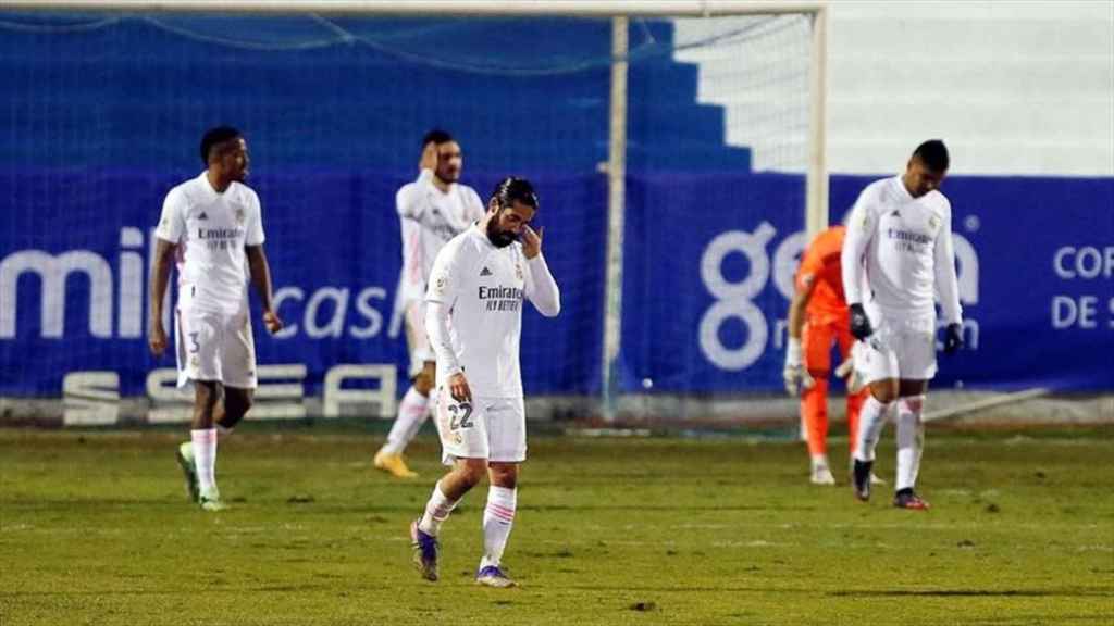 Los jugadores del Real Madrid, abatidos tras caer contra el Alcoyano | EFE