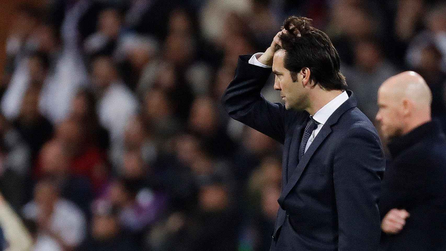 Una foto de Santiago Solari en el Santiago Bernabéu y sus preguntas / EFE