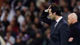 Una foto de Santiago Solari en el Santiago Bernabéu y sus preguntas / EFE