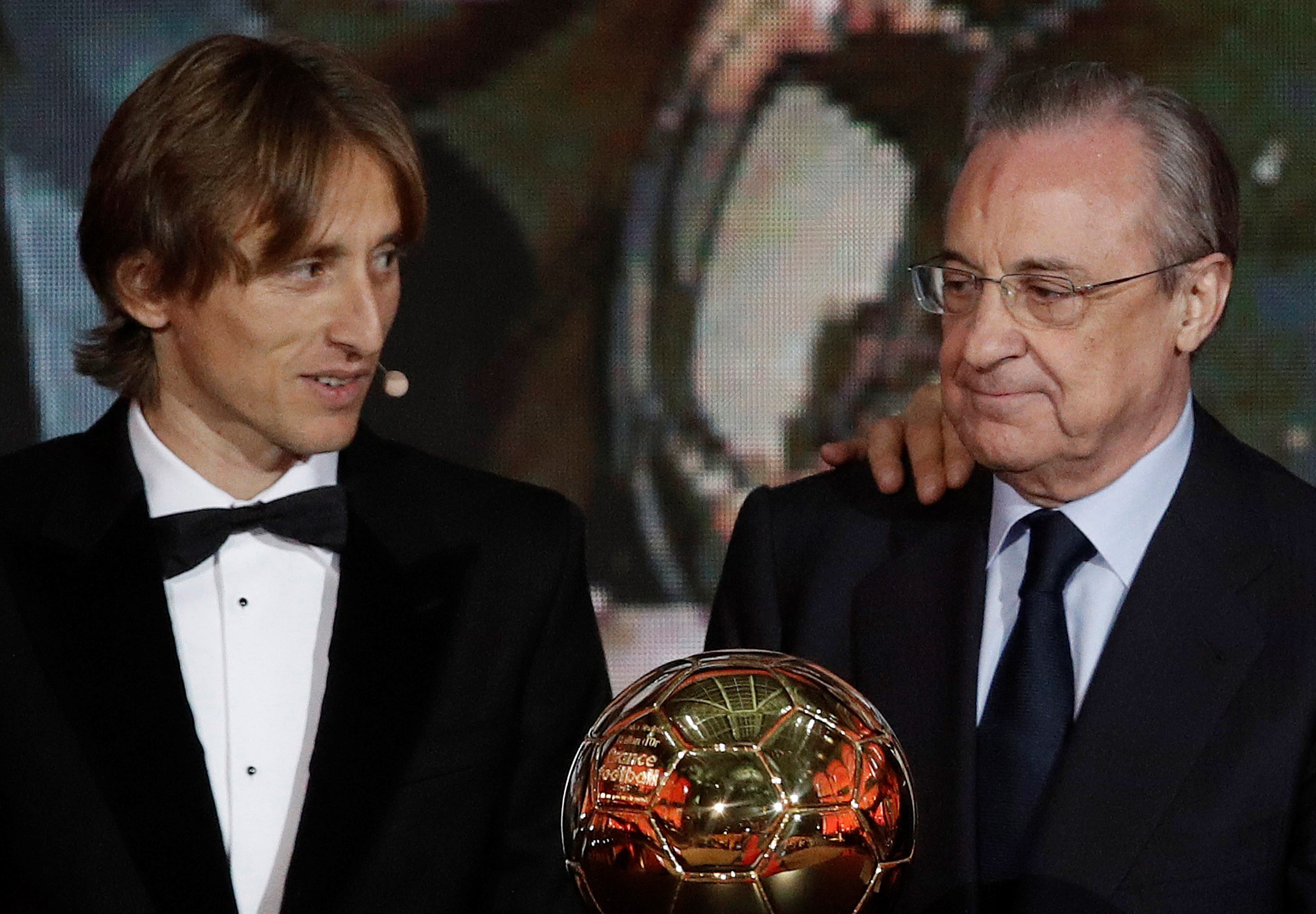 Luka Modric junto con Florentino Pérez en la entrega del Balón de Oro / EFE