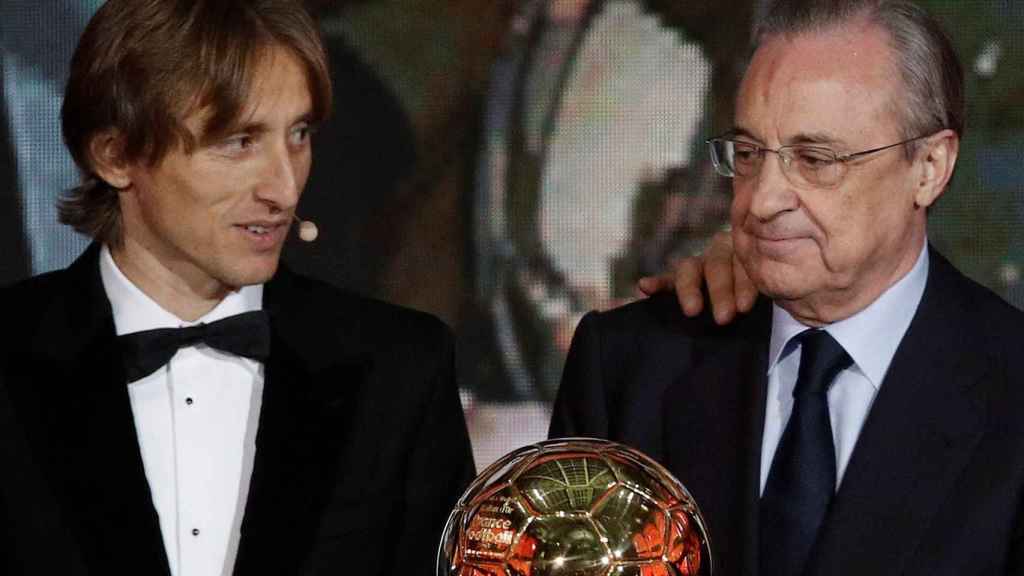 Luka Modric junto con Florentino Pérez en la entrega del Balón de Oro / EFE