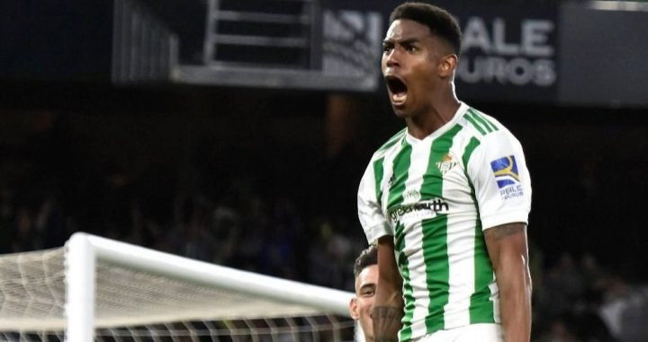 Una foto de Junior Firpo con el Betis