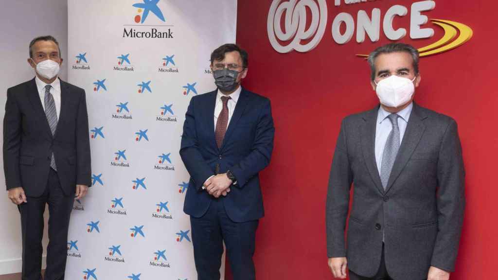 Imagen del momento del acuerdo entre Fundacion ONCE y MicroBank. Emprendimiento / CB