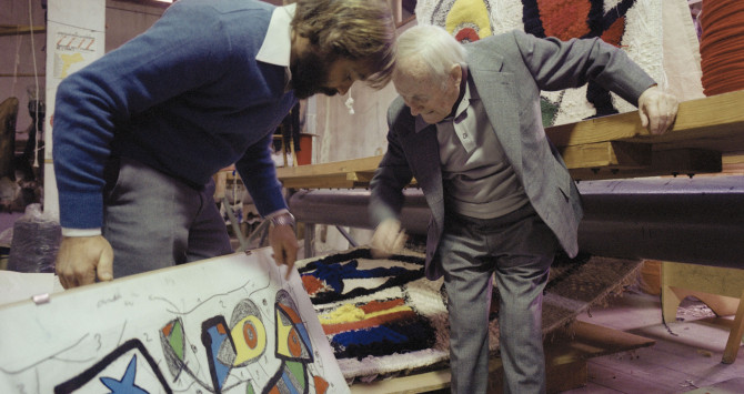 Josep Royo y Joan Miró con un boceto del tapiz / FUNDACIÓN LA CAIXA