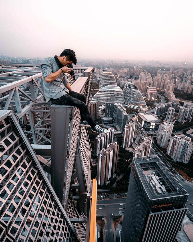 Hombre haciéndose un selfi en un lugar arriesgado / UNSPLASH