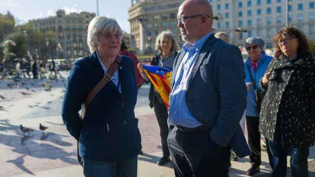 La eurodiputada de Junts, Clara Ponsatí, junto a su abogado, Gonzalo Boye / EUROPA PRESS