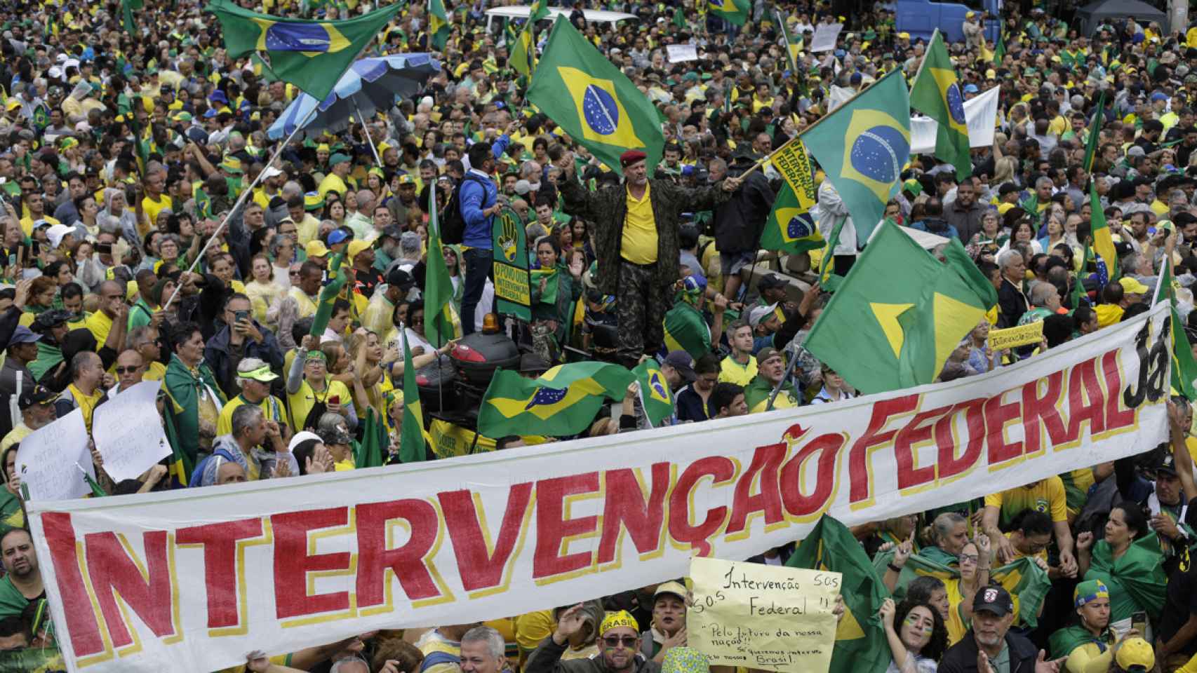 Miles de simpatizantes del expresidente brasileño Jair Bolsonaro manifestándose ante la comandancia militar del Este, en Río de Janeiro, contra el resultado de las elecciones del pasado domingo, ganadas por Lula da Silva / EFE - Antonio Lacerda