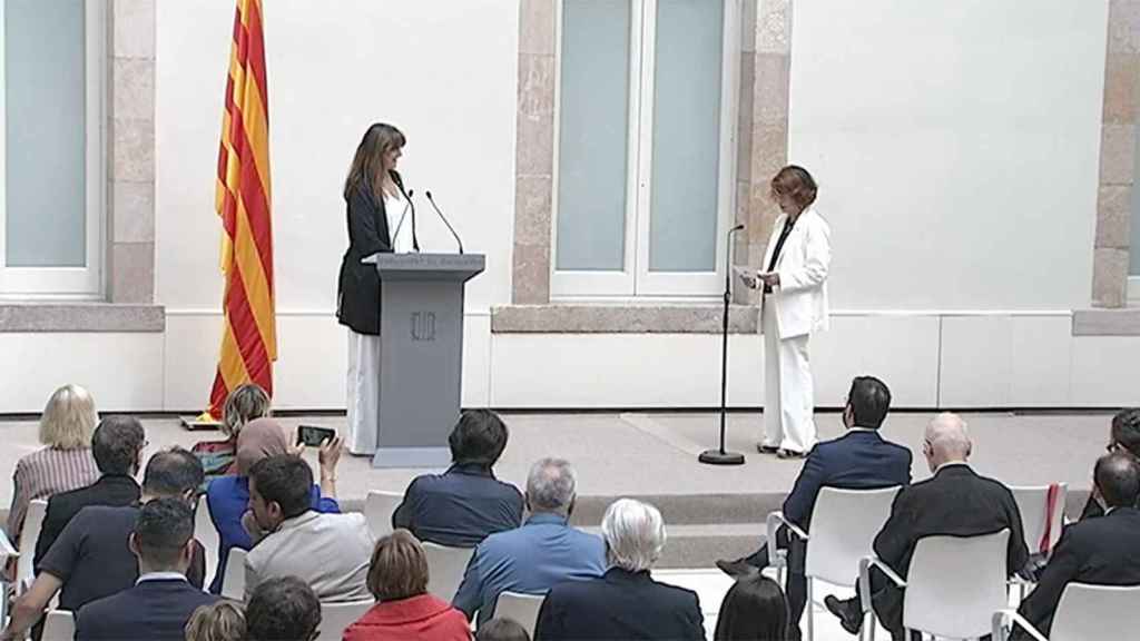 Laura Borràs (i), en la toma de posesión de Esther Giménez-Salinas como nueva Síndica de Greuges