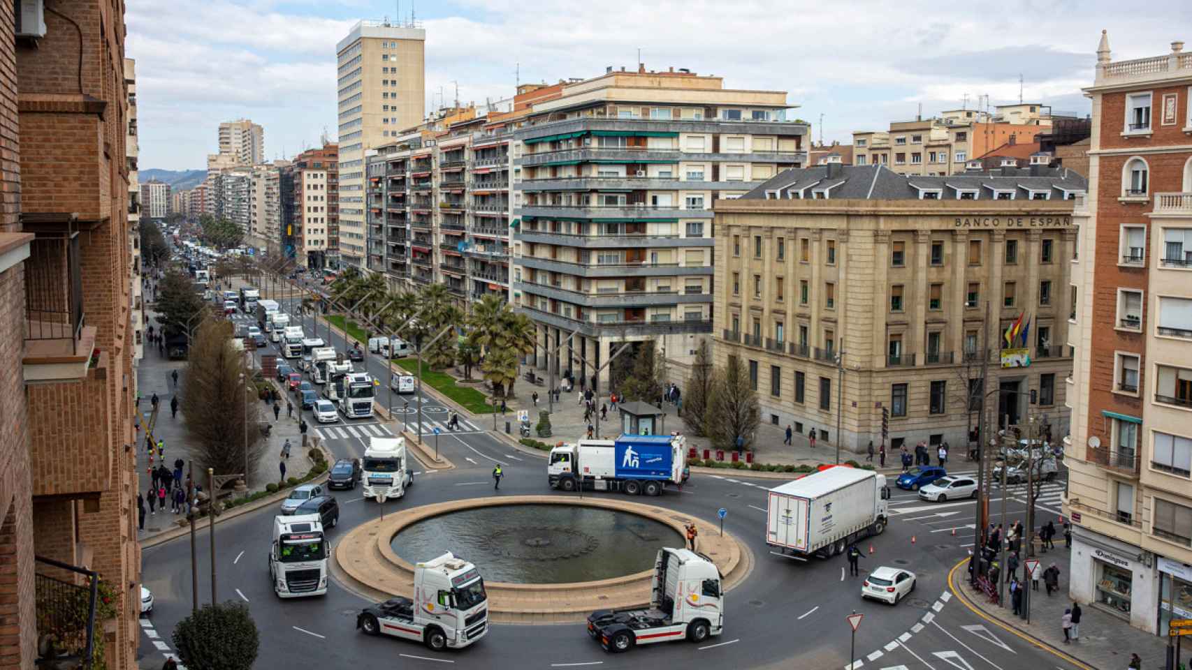 Un centenar de camiones, recorriendo Logroño contra el alza de los carburantes / EFE. Fotogalería