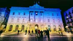 Fachada del Ayuntamiento de Barcelona iluminada con el azul y el amarillo de la bandera de Ucrania / AJUNTAMENT DE BARCELONA