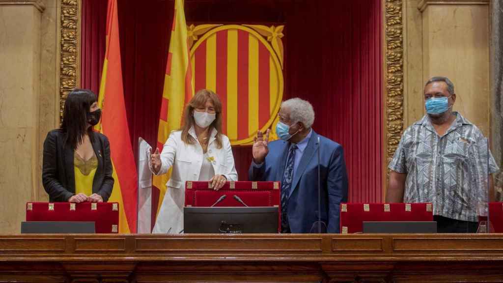 La presidenta del Parlament, Laura Borràs (2i), junto al presidente del congreso de Nueva Caledonia, Roch Wamytan (2d), en un acto institucional en la Cámara catalana / EFE