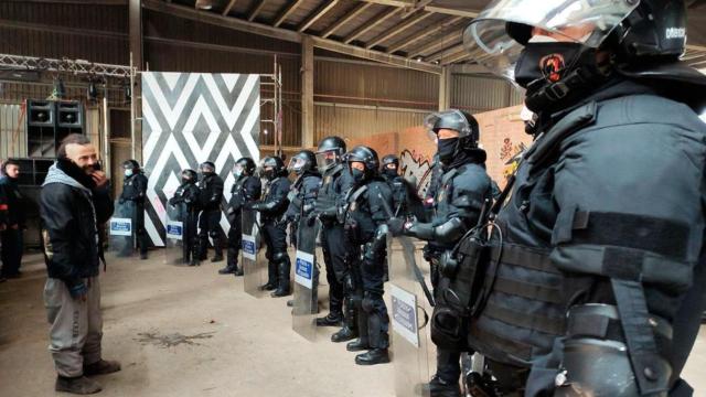 Agentes de la Brigada Móvil de los Mossos d'Esquadra, desalojando la 'rave' de Llinars / CG