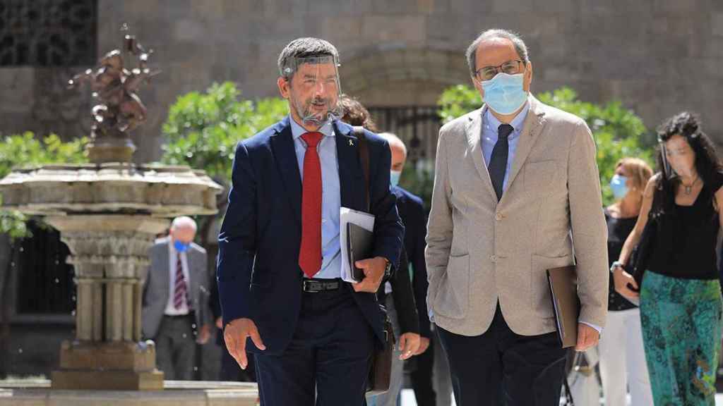 Joan Canadell (I) presidente de las cámaras de comercio catalanas ataviado con su mascarilla catalana, junto al presidente de la Generalitat, Quim Torra (d) / GENCAT