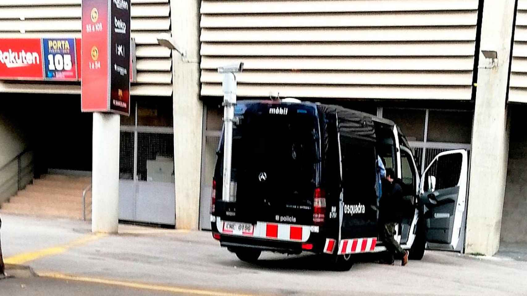 Una furgoneta con cámara de la Brigada Móvil, en el Camp Nou como parte del dispositivo contra Tsunami Democràtic / CG