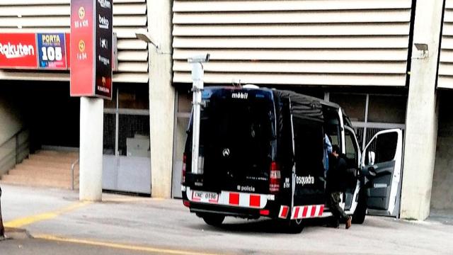 Una furgoneta con cámara de la Brigada Móvil, en el Camp Nou como parte del dispositivo contra Tsunami Democràtic / CG