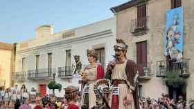 Gigantes de calella con lazos amarillos y simbología independentista / CUP CALELLA