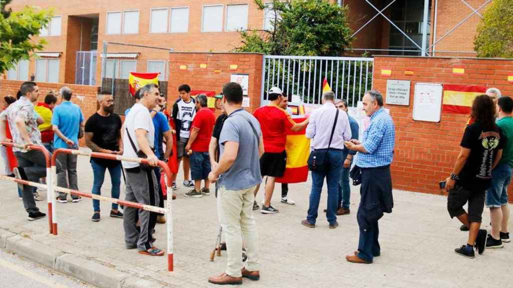 Concentración de apoyo a Rocío, la niña de Terrassa que fue humillada por dibujar una bandera nacional en el colegio Font de l'Alba de Terrassa / CG