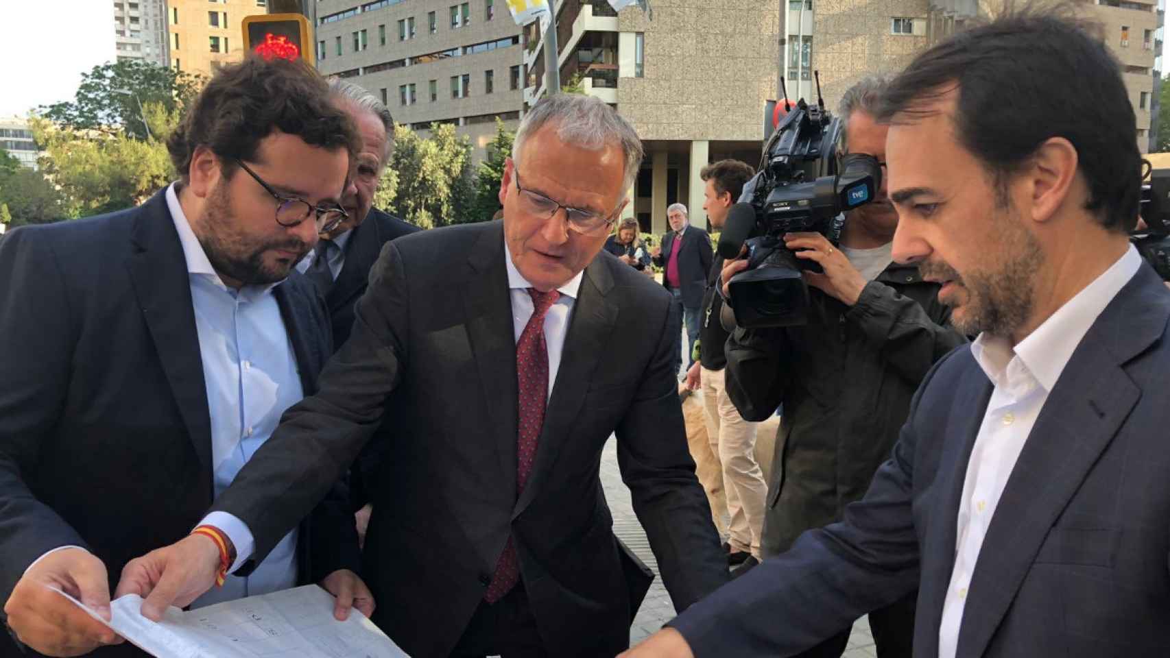 El candidato del PP a la alcaldía de Barcelona, Josep Bou (c), junto al número dos de la lista por Barcelona, Óscar Ramírez (d) / PPC