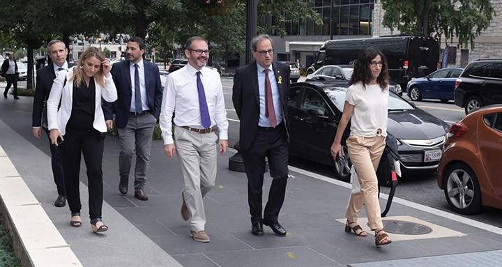 Josep Lluís Alay (primero por la izquierda) y Josep Costa (en el centro junto a Quim Torra) en Washington