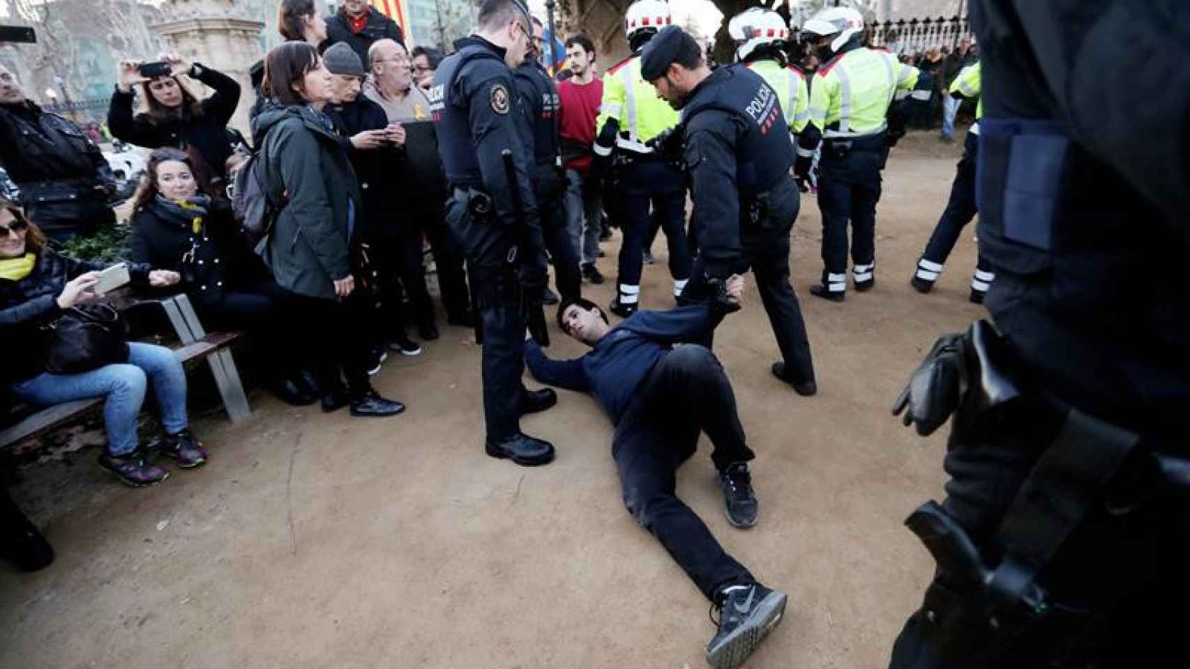 Cargas policiales contra los manifestantes independentistas frente al Parlament / EFE