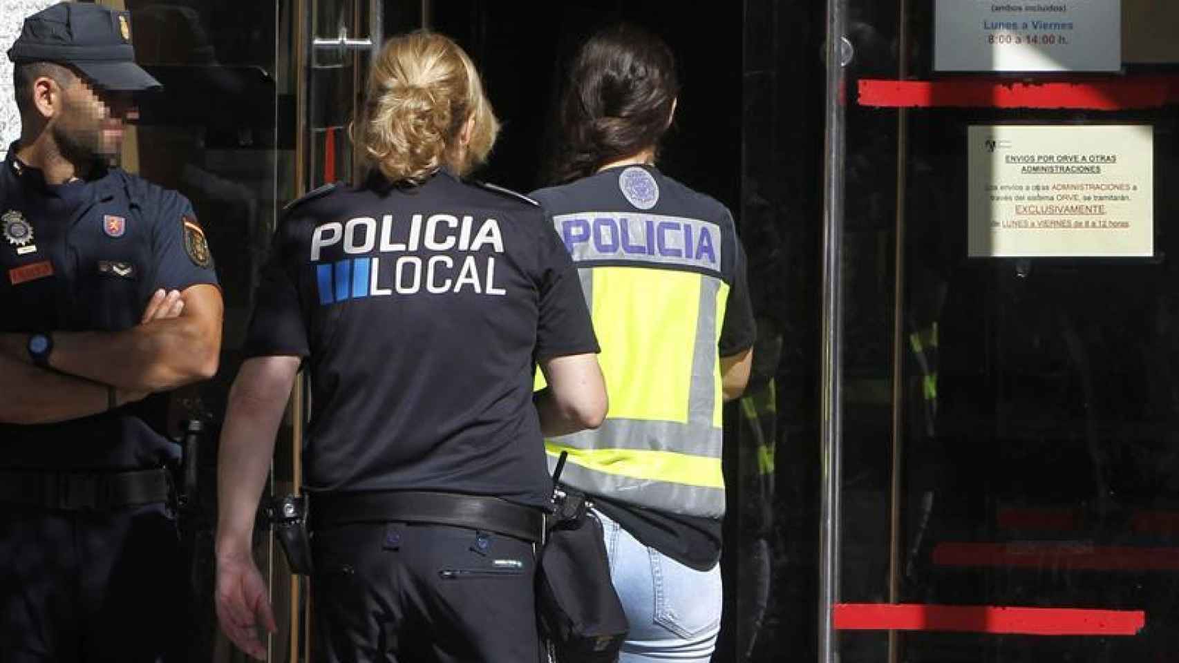 Agentes de la Policía Nacional ingresan a un ayuntamiento implicado en el 'operación enredadera', donde hay más de 50 detenidos / EFE