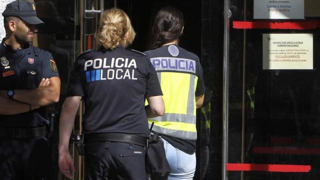 Agentes de la Policía Nacional ingresan a un ayuntamiento implicado en el 'operación enredadera', donde hay más de 50 detenidos / EFE