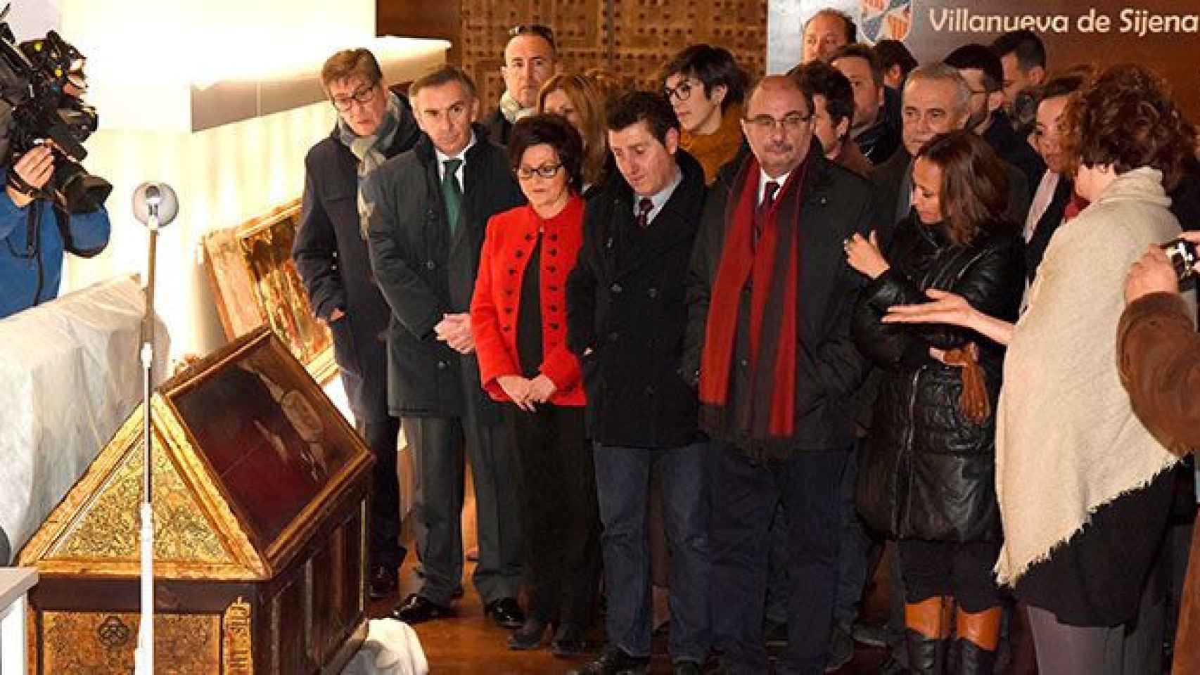 Javier Lambán, presidente de Aragón, y Mayte Pérez, consejera de Cultura, durante su visita a las obras de Sijena devueltas por el Museu de Lleida / EFE