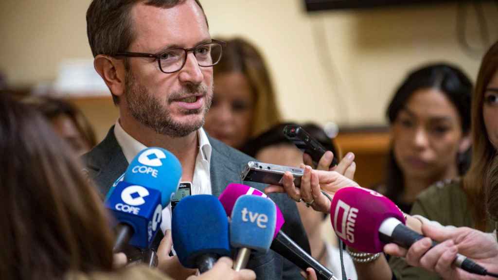 El vicesecretario de Política Social y Sectorial del PP, Javier Maroto, atiende a los medios en una imagen de archivo / EFE