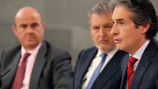 El ministro, Íñigo de la Serna, en una rueda de prensa posterior a un Consejo de Ministros / CG