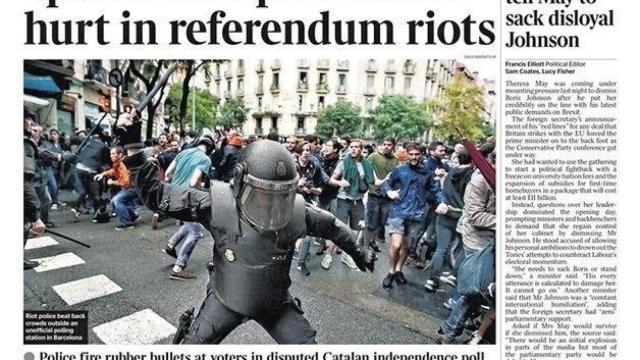 La portada de 'The Times' recoge una gran foto de un policía golpeando a manifestantes en una calle de Barcelona / EUROPA PRESS