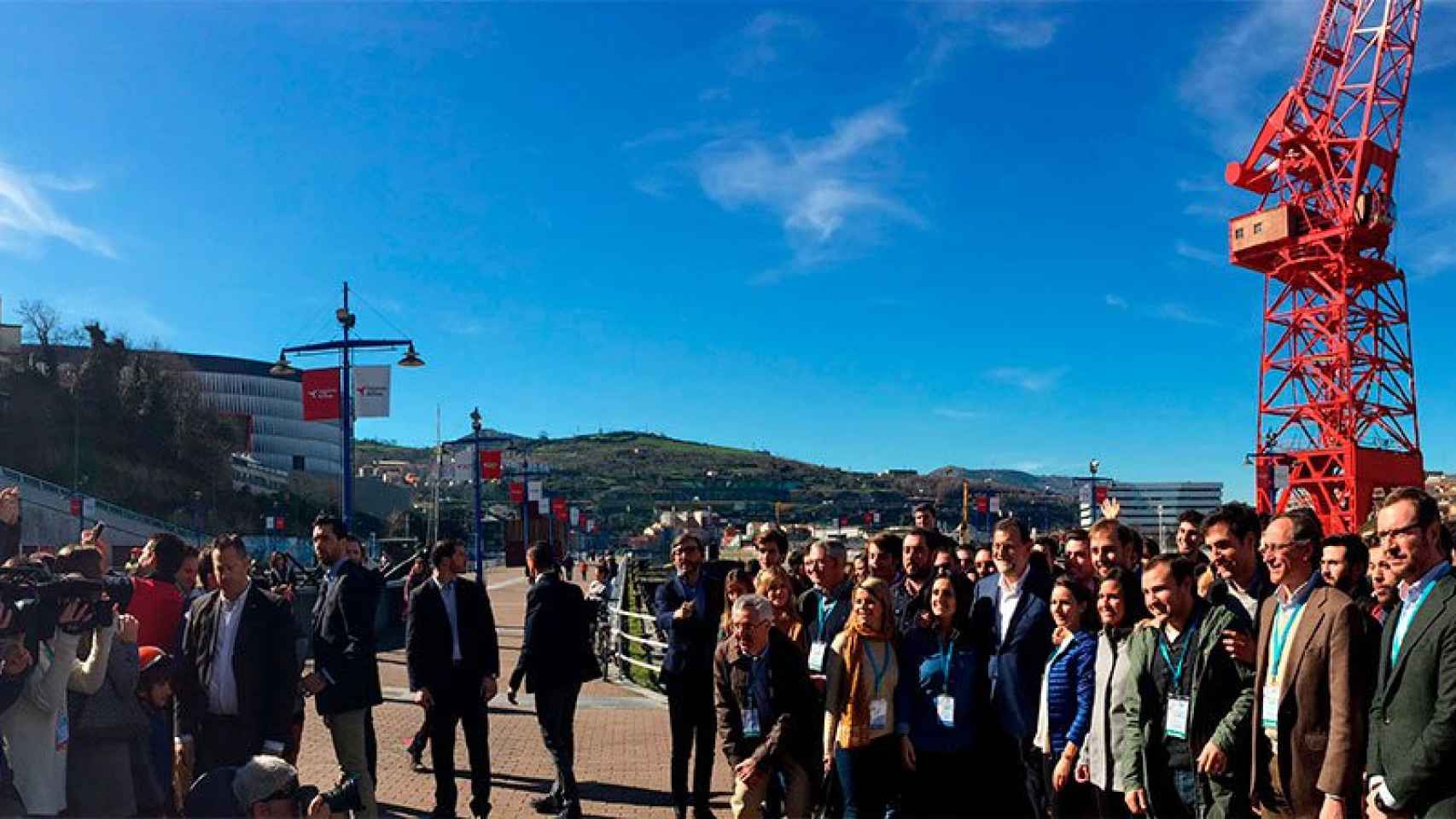 Mariano Rajoy posa para la foto de familia del sábado tras el encuentro de Nuevas Generaciones.