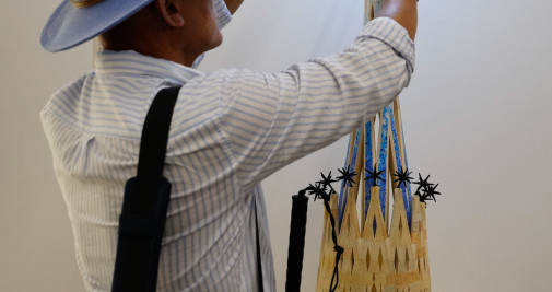 Un invidente toca la maqueta para que personas invidentes puedan 'ver' con sus manos la Torre de María de la Sagrada Familia / EFE - Enric Fontcubertaa