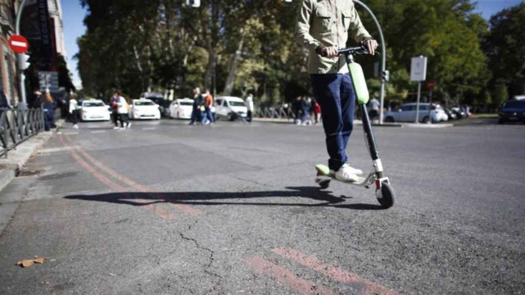 Un joven en patinete, como el que provocó un atropello grave por ir drogado y a 31 km/ h / EP