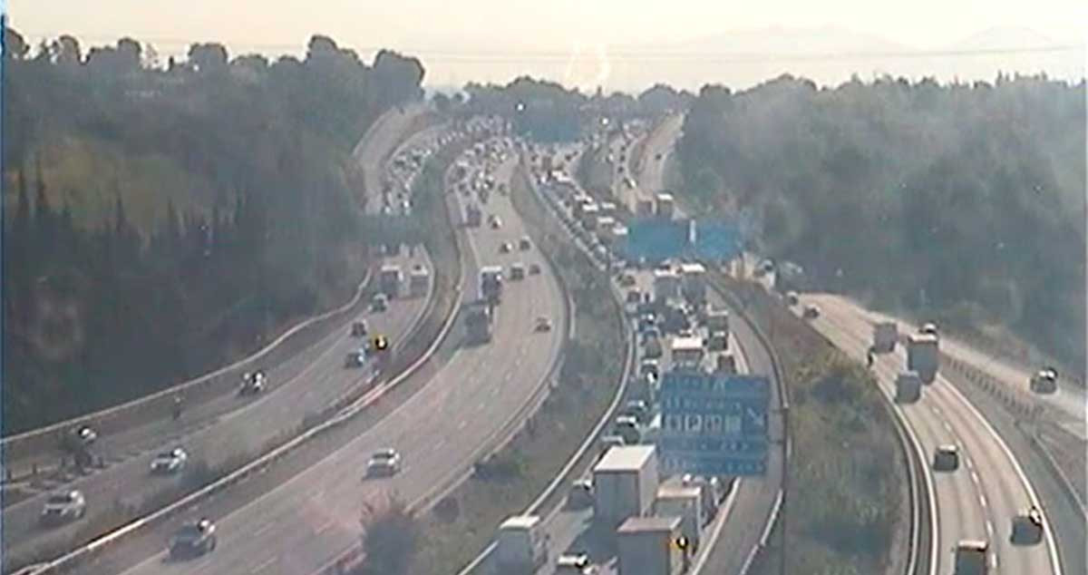 Un accidente en la AP-7 causa colas kilométricas entre Mollet y Sant Cugat / SERVEI CATALÀ DE TRÀNSIT