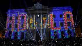 Vista de un mapping en la fachada del Ayuntamiento de Barcelona, este jueves durante el acto institucional del 30 aniversario de los Juegos Olímpicos de Barcelona 92 / EFE - ALEJANDRO GARCÍA