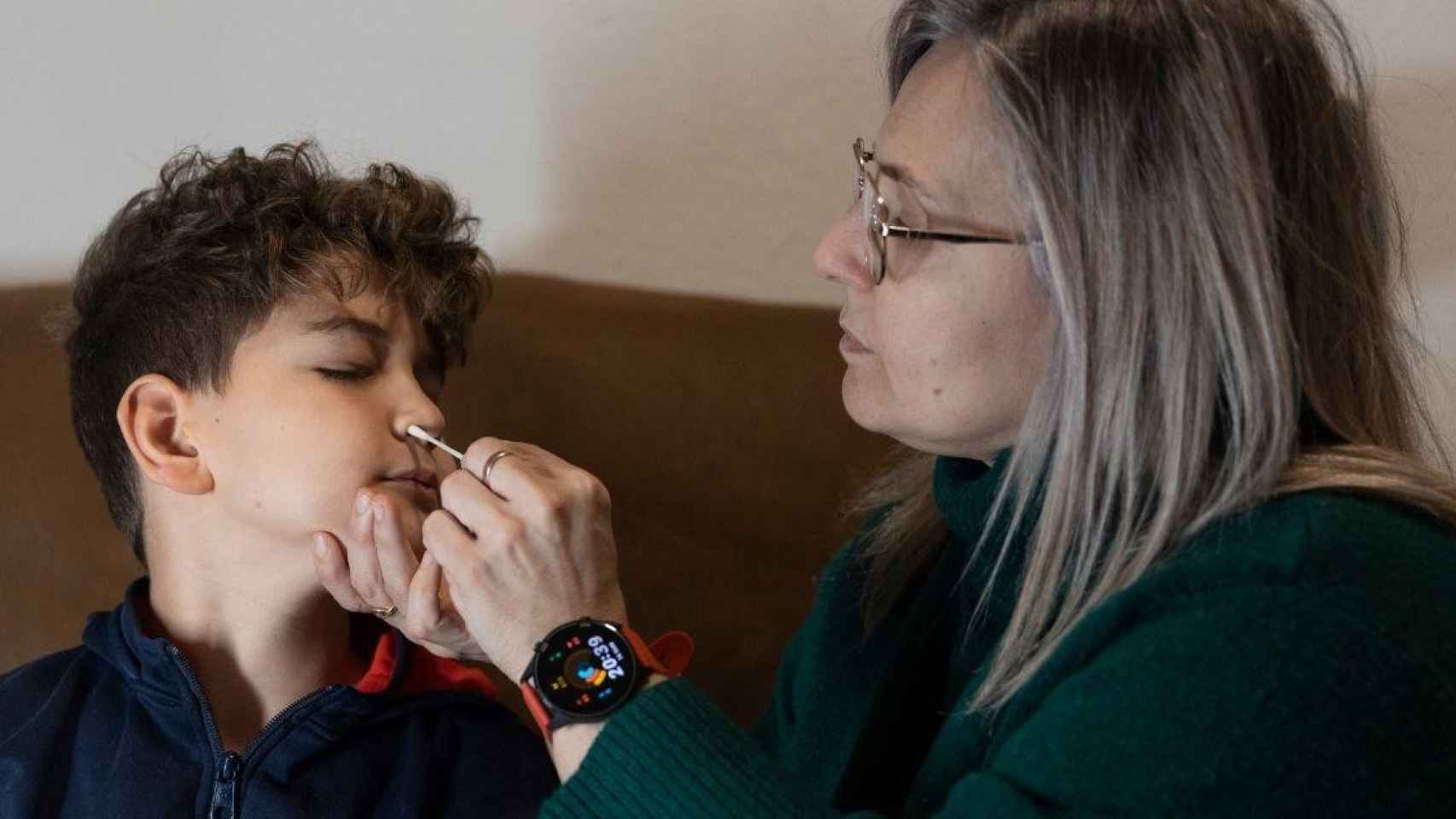 Un niño se hace un test de antígenos tras ser contacto estrecho de un positivo en el colegio / Eduardo Parra (EP)