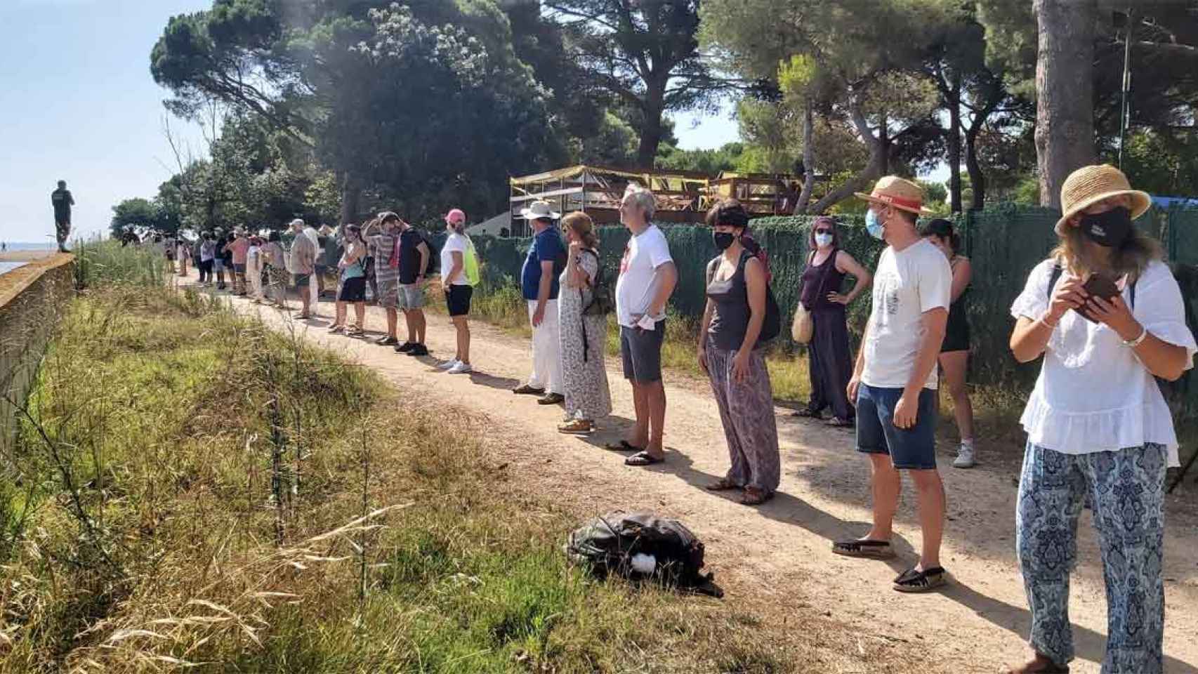 Cadena humana en Platja d'Aro para protestar contra la destrucción de un espacio natural / NATURALISTES GIRONA (TWITTER)