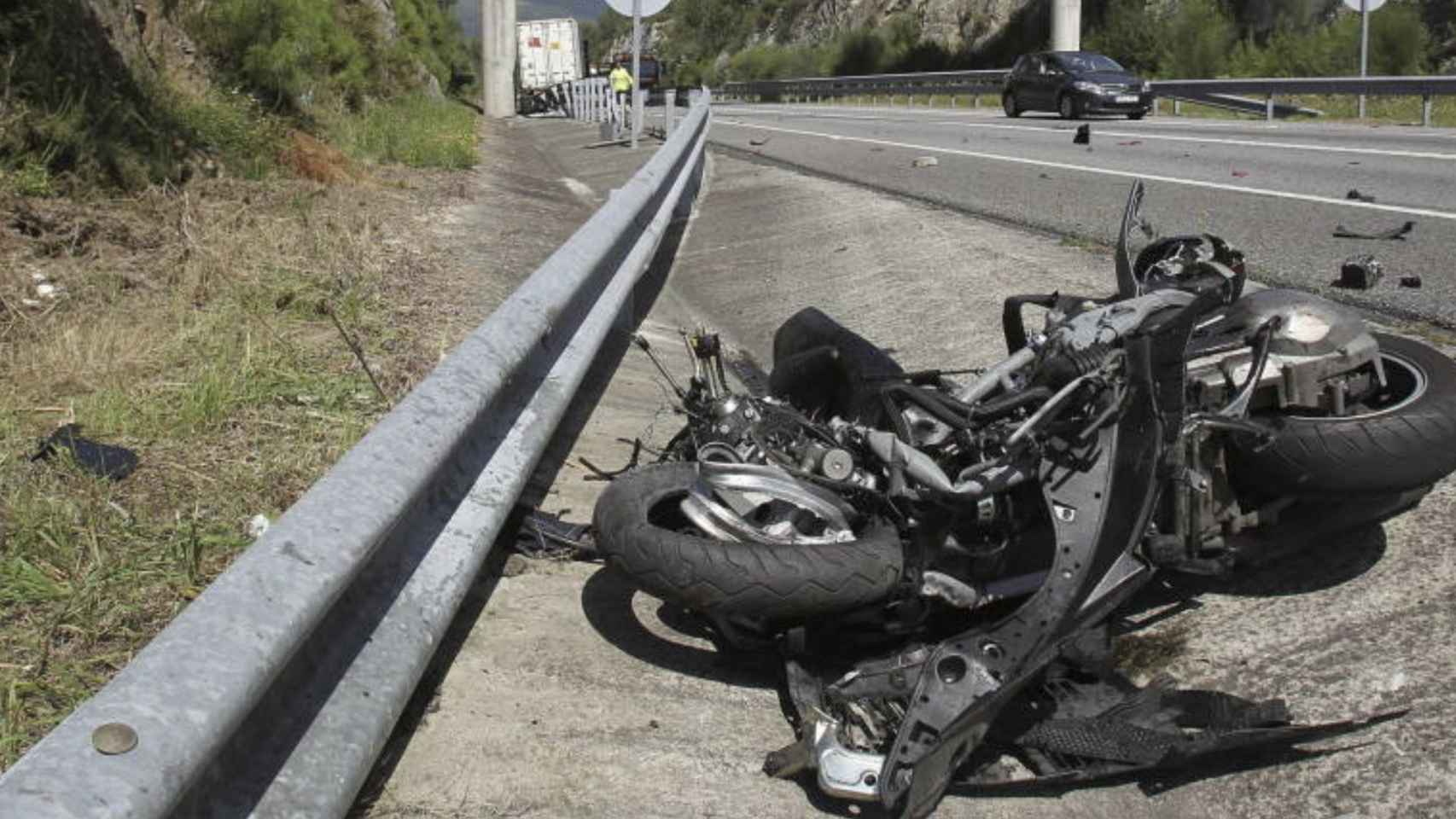 Accidente de un motorista en una imagen de archivo / EFE