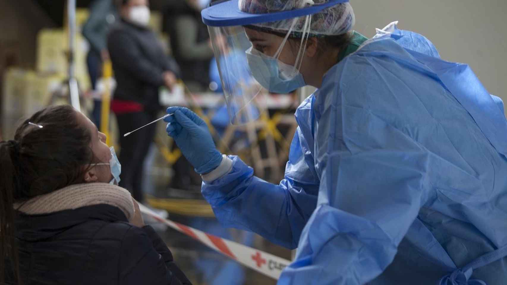 Sanitaria realizando una PCR en un hospital de Cataluña, que ya ha superado los 2.000 pacientes ingresados / EP