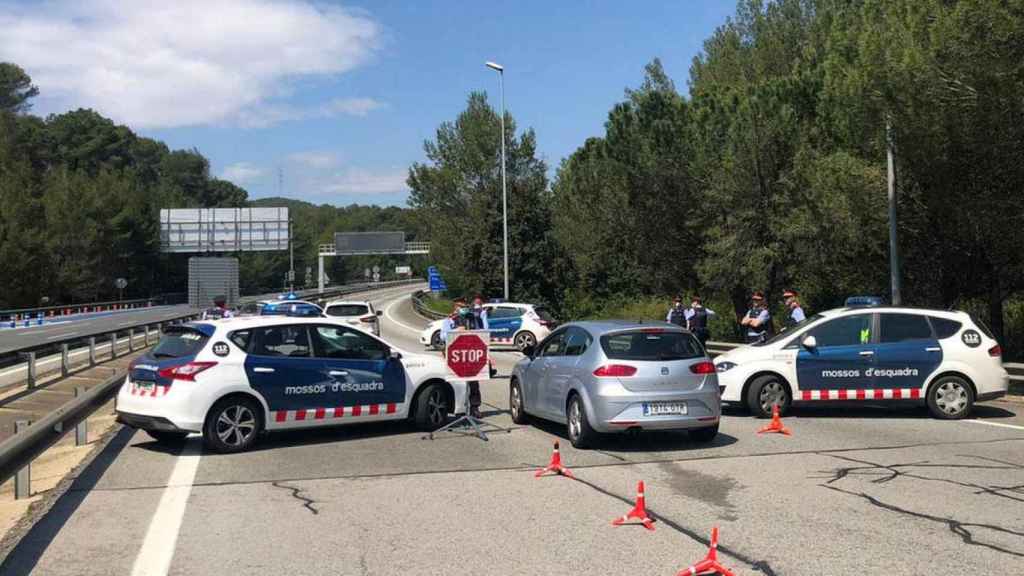 Un control de Mossos d'Esquadra durante las restricciones de movilidad / MOSSOS