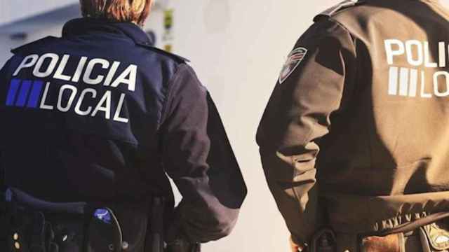 Dos agentes de la Policía Local de Palma de Mallorca, donde ha sido detenido un hombre de 42 años / EP
