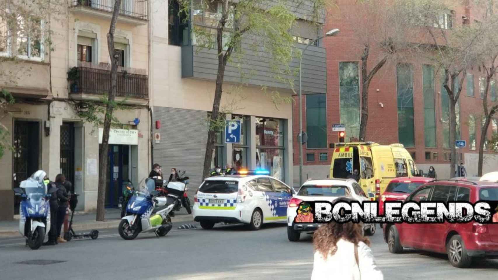 La escena del accidente protagonizado por un patinete eléctrico en Travessera de Gràcia / BCNLEGENDS